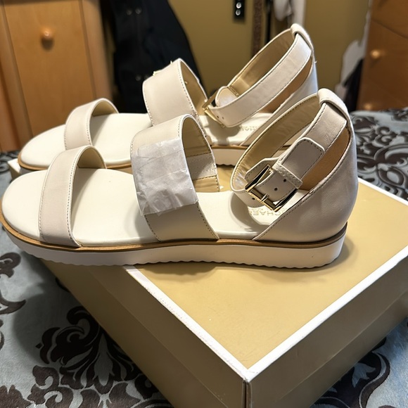 Brand new light cream Sandle NEVER WORN - Picture 3 of 5